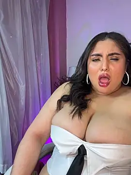 Selenee23 Show in webcam