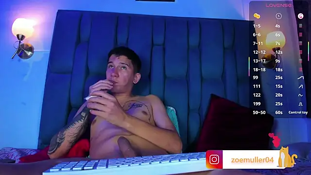 הופעת וובקאם של Zoe_Axel1