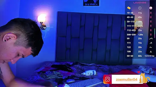 הופעת וובקאם של Zoe_Axel1