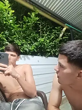 3hornys-straights Show in webcam