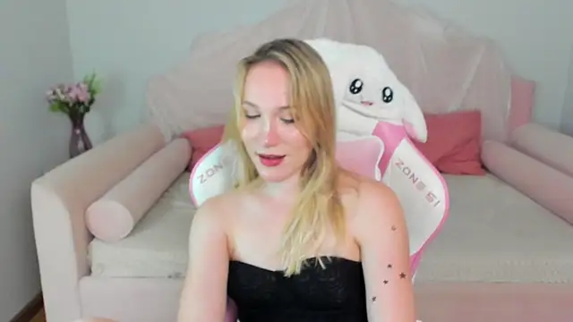 ElaraVoltage's Webcam Show