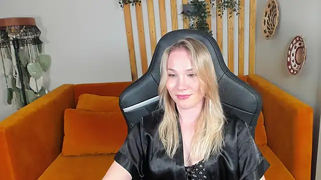 ElaraVoltage webcam show