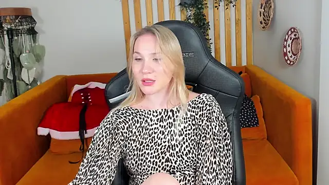 ElaraVoltage Webcam show