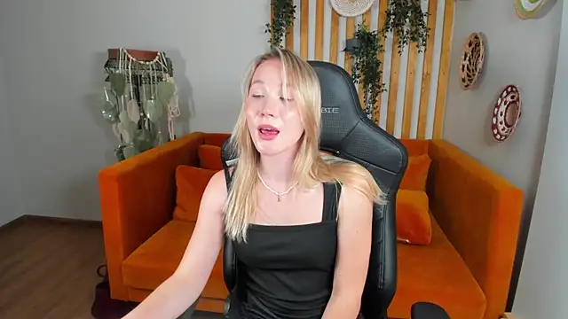 ElaraVoltage's Live XXX Chat