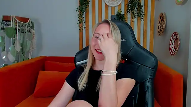ElaraVoltage's Webcam Show