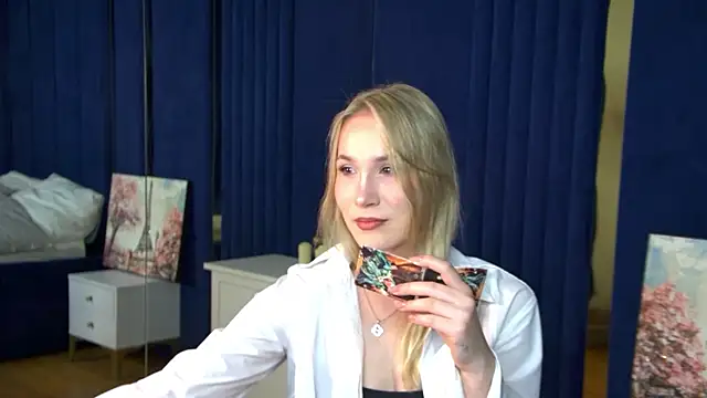 ElaraVoltage élő XXX-chatje