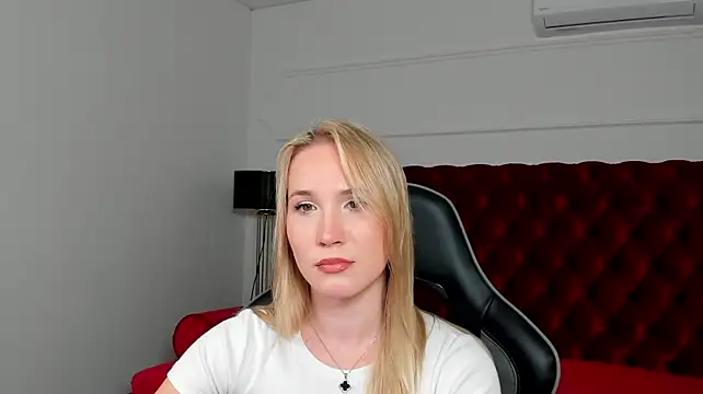 ElaraVoltage webcam show