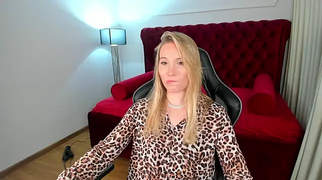 ElaraVoltage's Webcam Show