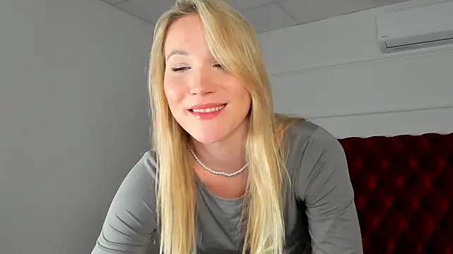 ElaraVoltage live XXX chat