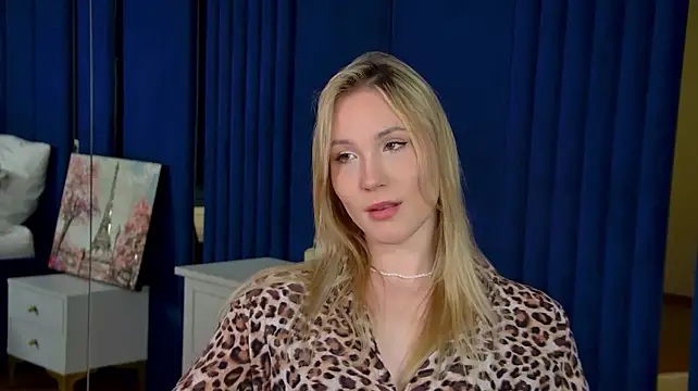 ElaraVoltage's Live XXX Chat
