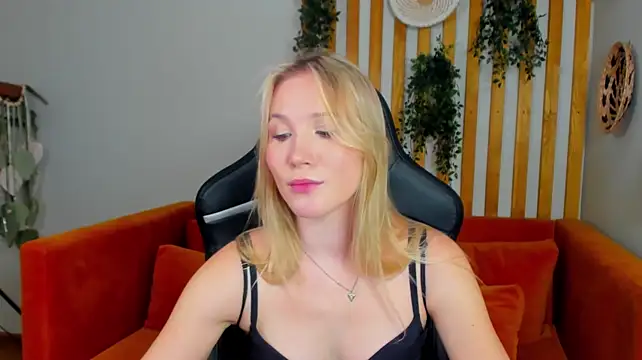 ElaraVoltage Show in webcam