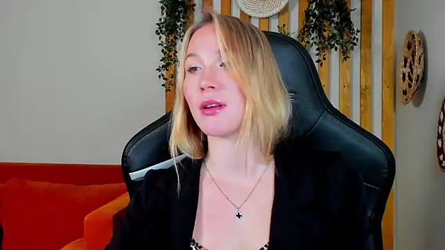 ElaraVoltage's Live XXX Chat