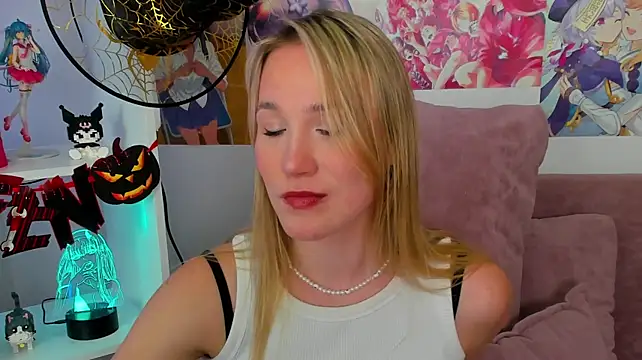 ElaraVoltage Webcam-Show