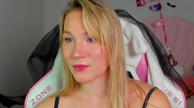 ElaraVoltage's Webcam Show