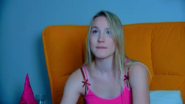 Chat +18 de ElaraVoltage ao vivo