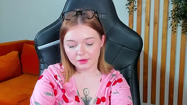 ElinaVale Show in webcam