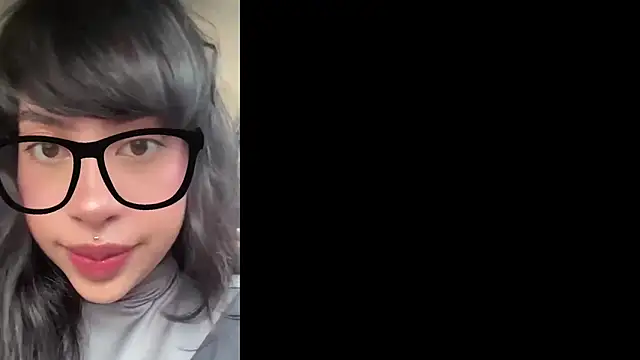 queen_adhara Show in webcam