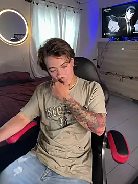 הופעת וובקאם של AngelLatinBoy
