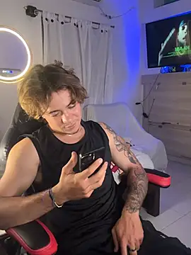 הופעת וובקאם של AngelLatinBoy