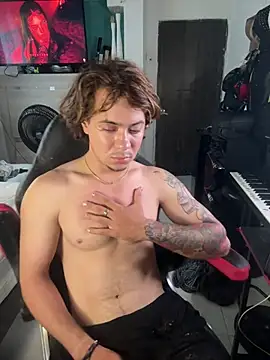 הופעת וובקאם של AngelLatinBoy