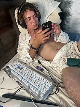 הופעת וובקאם של AngelLatinBoy