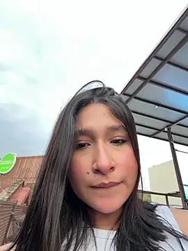 AriBunny18: διαδικτυακό σόου στην κάμερα