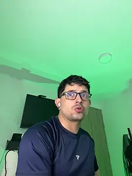 הופעת וובקאם של TroyeSavage