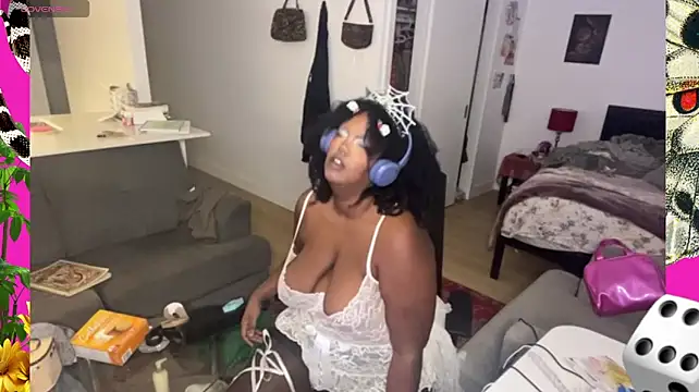 juicy_janet Show in webcam