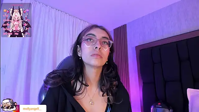 Molly_A Adlı Modelin Canlı XXX Sohbeti