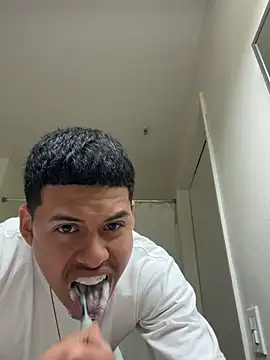 LatinHotxx2's Webcam Show