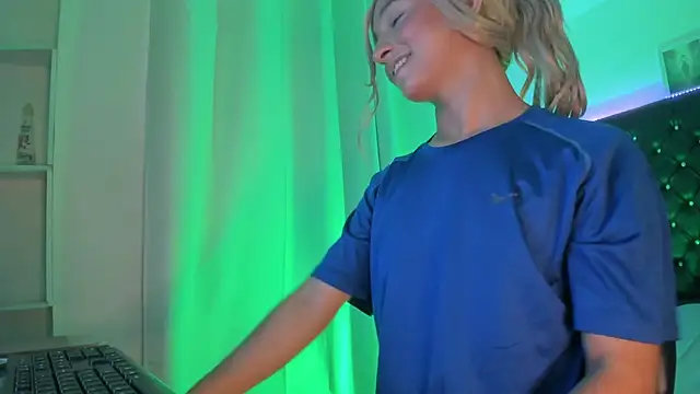 BellaRoge Show in webcam
