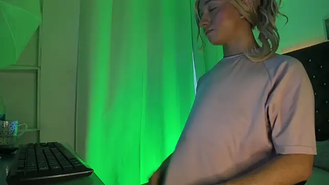 BellaRoge Show in webcam