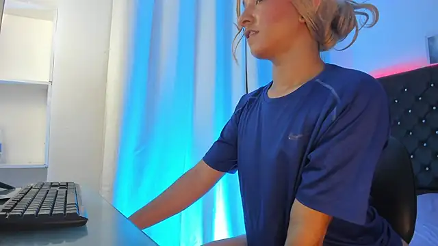 BellaRoge Show in webcam