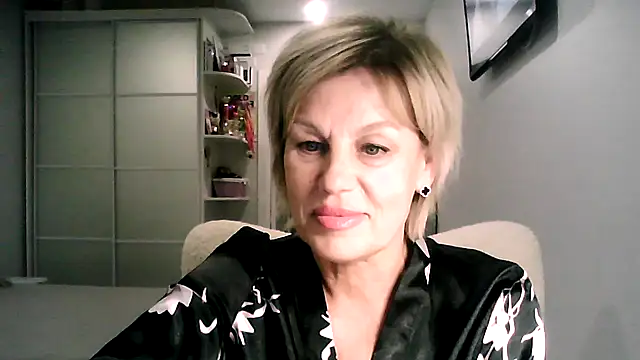 TatkaYang: διαδικτυακό σόου στην κάμερα