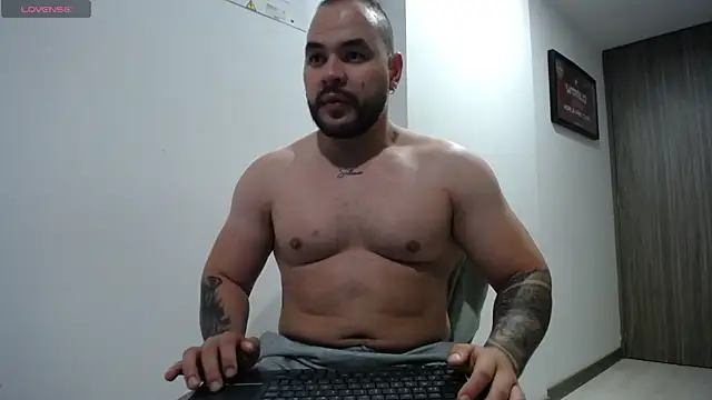 Axel_Dominus Show in webcam