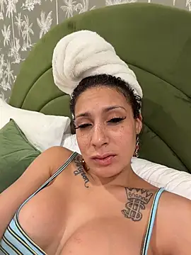 Show modela FerrariFrench na web-kameri