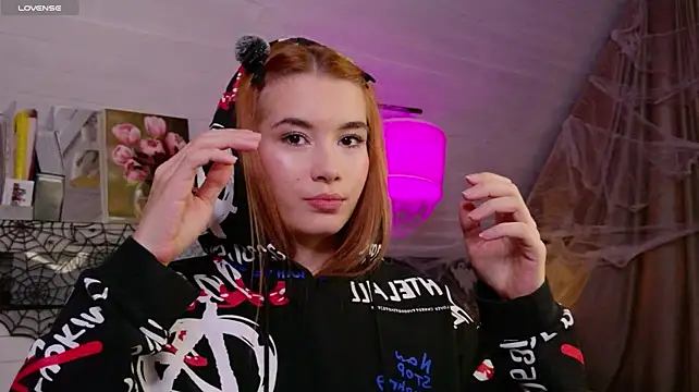 Lunaviran Live XXX chat