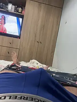 tommyxxx2026: διαδικτυακό σόου στην κάμερα