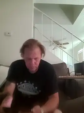 הופעת וובקאם של yourMasterisBored