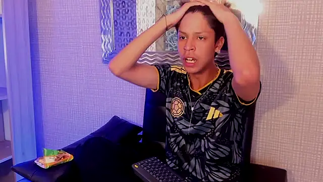 Show modela Ethan_qop na web-kameri