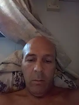 Iulian81: διαδικτυακό σόου στην κάμερα