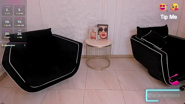ArianaNova Adlı Modelin Canlı Sohbet Odası