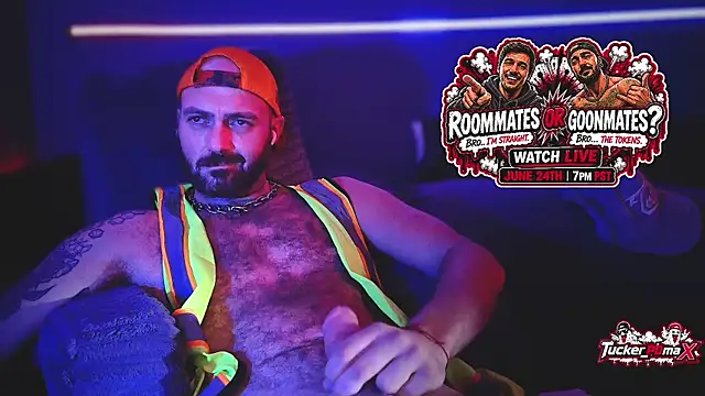 Tucker_pdmax: διαδικτυακό σόου στην κάμερα