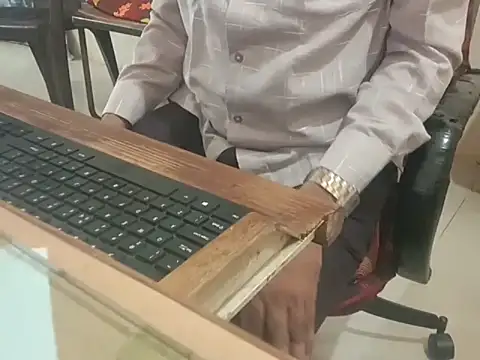 Pertunjukan Kamera Web biger_top