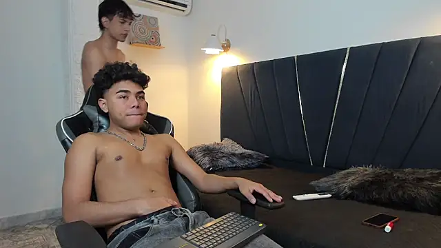 Show de Enzo_love18 na webcam