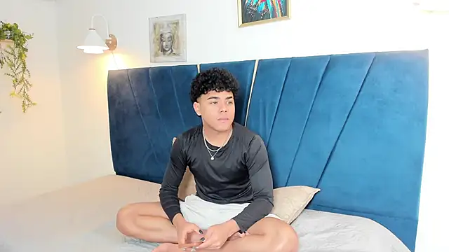 Pokazy przed kamerką – Enzo_love18