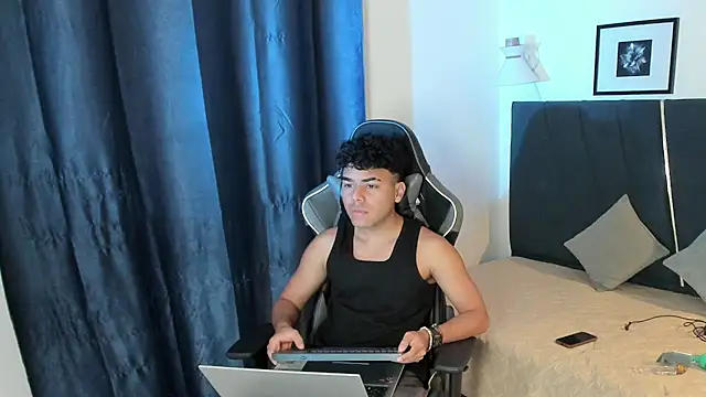 Enzo_love18 Show in webcam