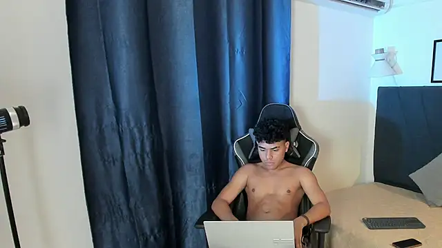 Enzo_love18's Webcam Show