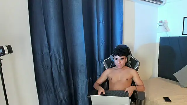 Enzo_love18 Show Webcam