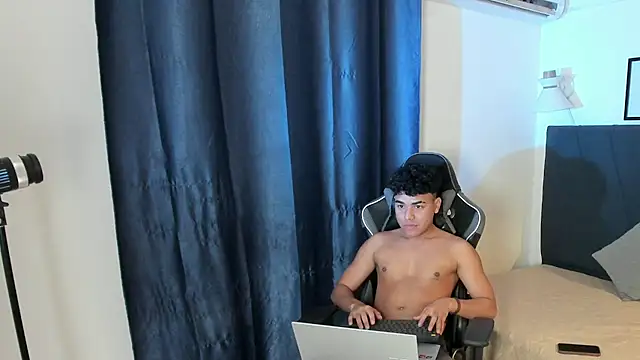 Enzo_love18 Pertunjukan Webcam